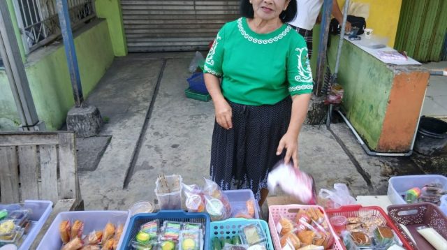 Pedagang Kue Tradisional Alun-alun Haurgeulis: Selalu Ramai Pembeli