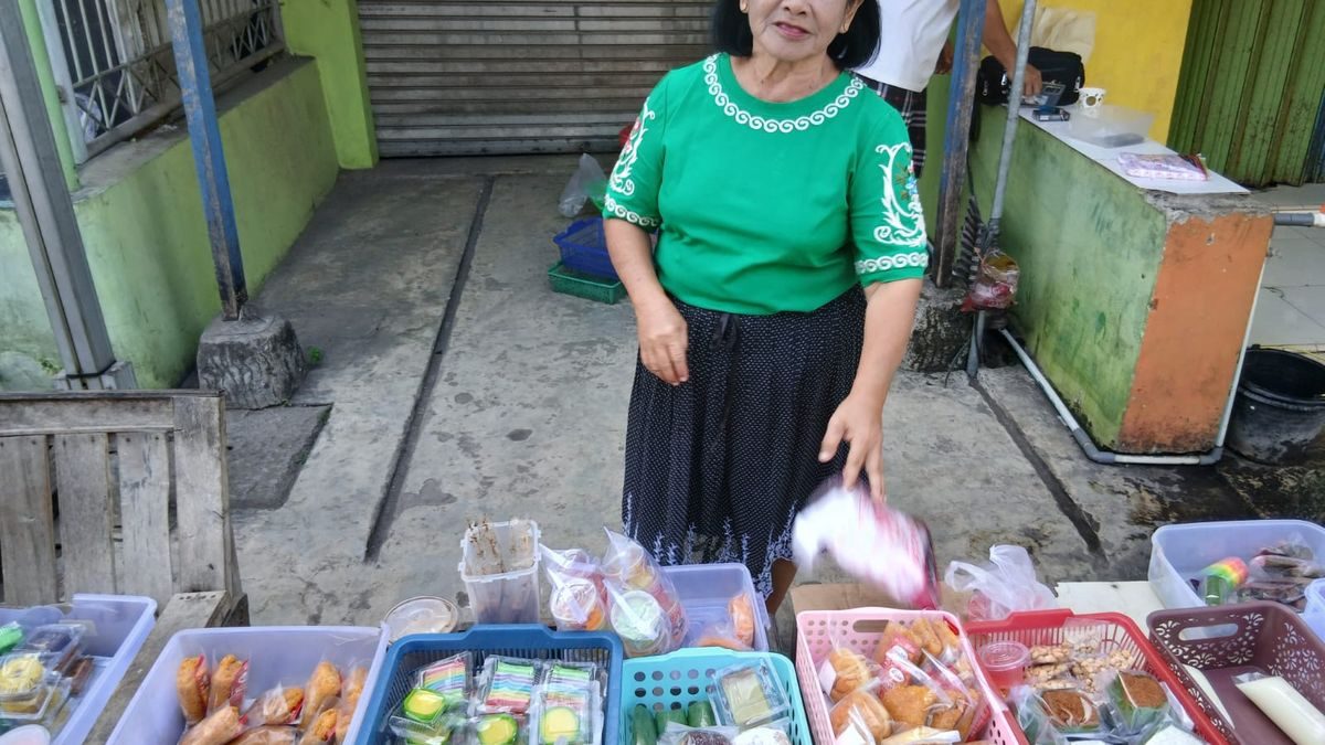 Pedagang Kue Tradisional Alun-alun Haurgeulis: Selalu Ramai Pembeli
