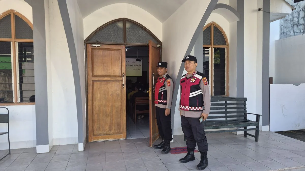 Polisi Losarang, Aiptu Wahyudin Pastikan Jemaat Ibadah Aman