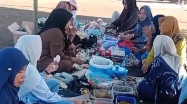 Potluck Cirebon: Tradisi Makan Bersama Warga