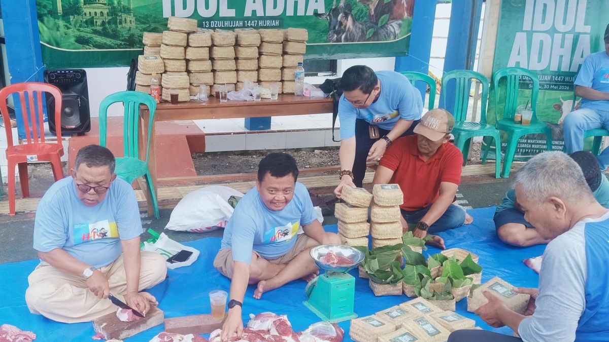 PWI-IKWI Indramayu Tebar Kepedulian: Bagikan Daging Kurban ke Warga