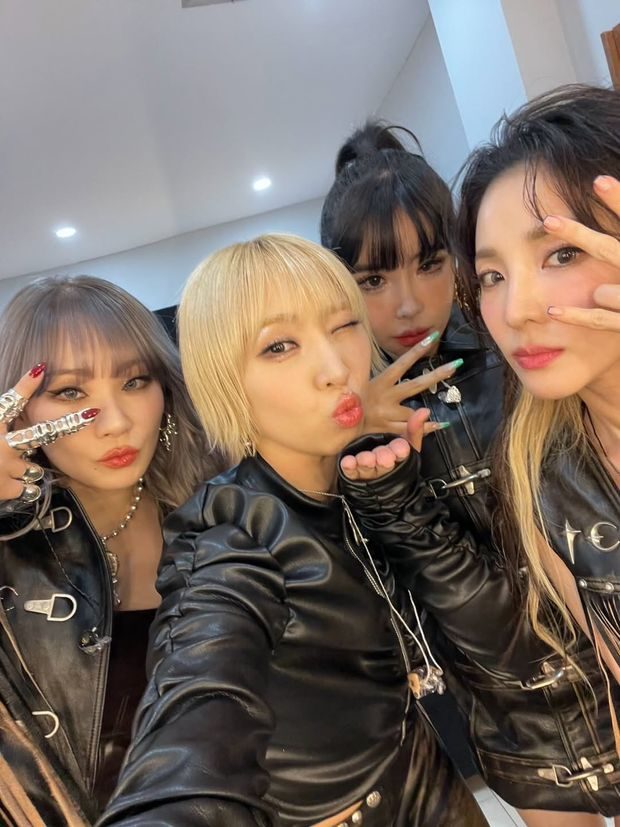 Potret 2NE1/ Foto: instagram.com/daraxxi Sandara Park membagikan potret-potret kebersamaannya bersama para member 2NE1 untuk merayakan debut anniversary grup yang ke-17 tahun pada (17/5).