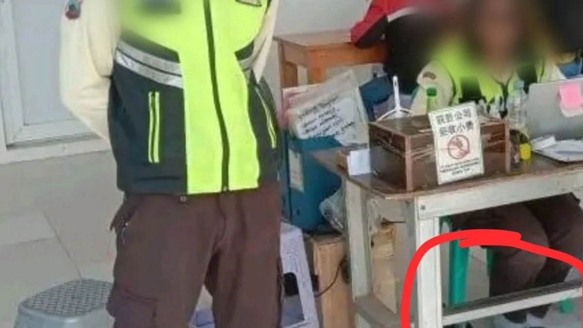 Satpam Diduga Lepas Sepatu Saat Jam Dinas di Kawasan Industri Losarang