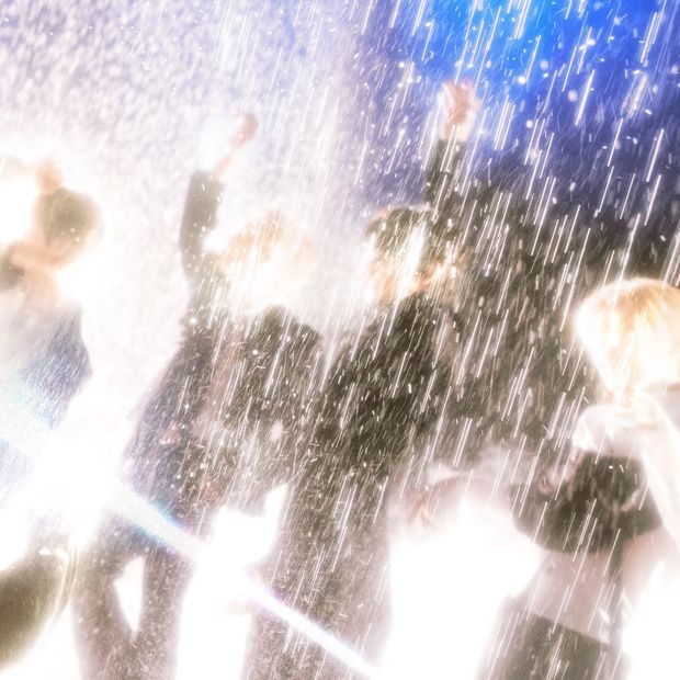 Seluruh member SHINee menikmati sensasi guyuran hujan yang memercikkan cahaya dalam foto konsep perdana album 'Atmos'.