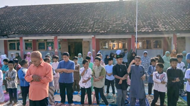 Siswa SDN 2 Haurgeulis: Sholat Dhuha & Tadarus untuk Karakter Religius Dini