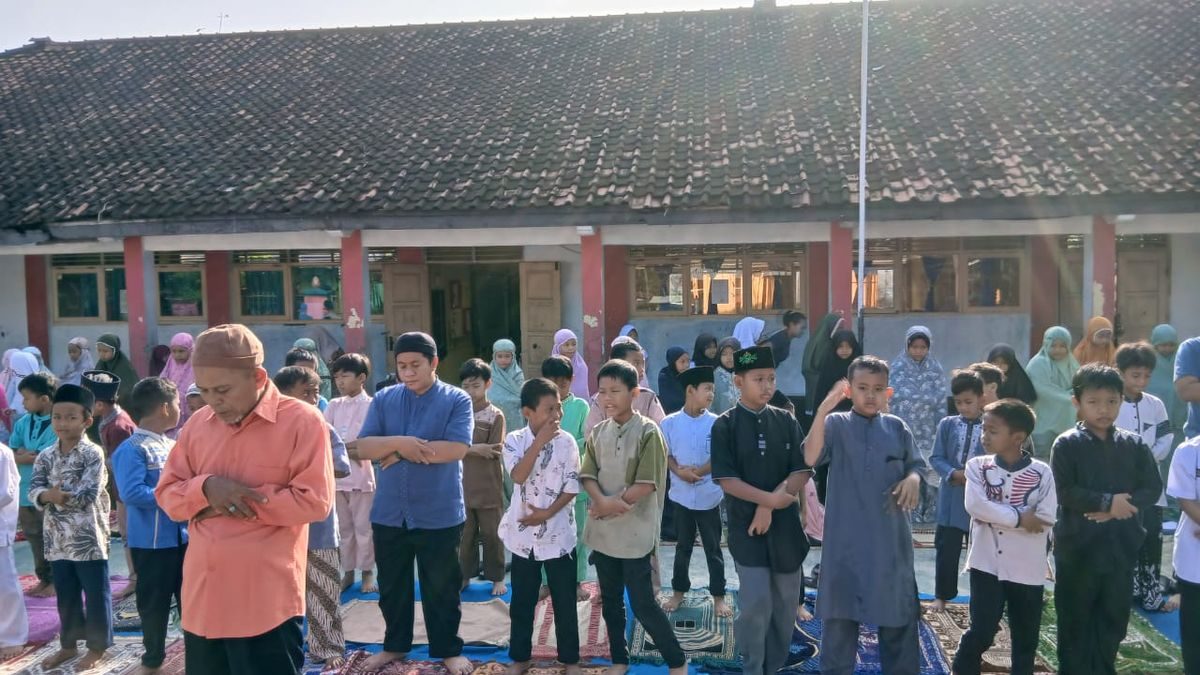 Siswa SDN 2 Haurgeulis: Sholat Dhuha & Tadarus untuk Karakter Religius Dini