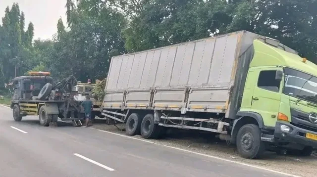Tiga Mobil Derek Besar Beraksi Evakuasi Truk Wingbox Ambles di Pantura