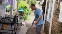 Tukang Cukur Indramayu 23 Tahun Demi Biaya Sekolah Anak