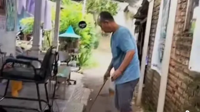Tukang Cukur Indramayu 23 Tahun Demi Biaya Sekolah Anak