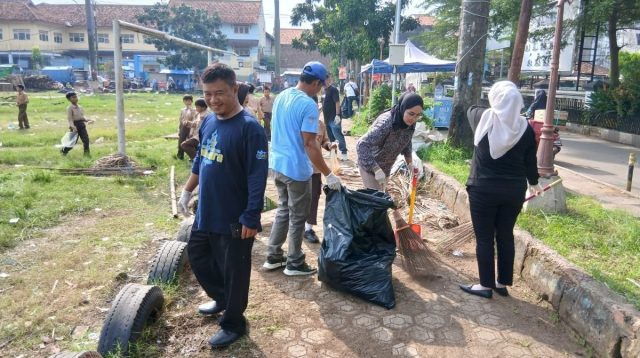 Warga dan Camat Bersama-sama di Alun-alun Haurgeulis