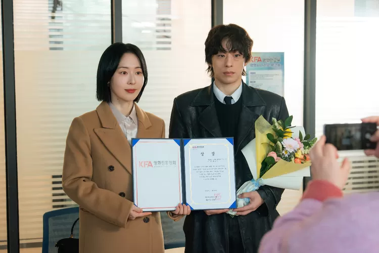 Teaser drama Korea We Are All Trying Here episode 9.