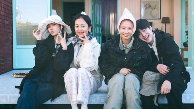 Yeom Jung Ah dan Roh Yoon Seo Hadir di Fresh Off The Sea Musim 3