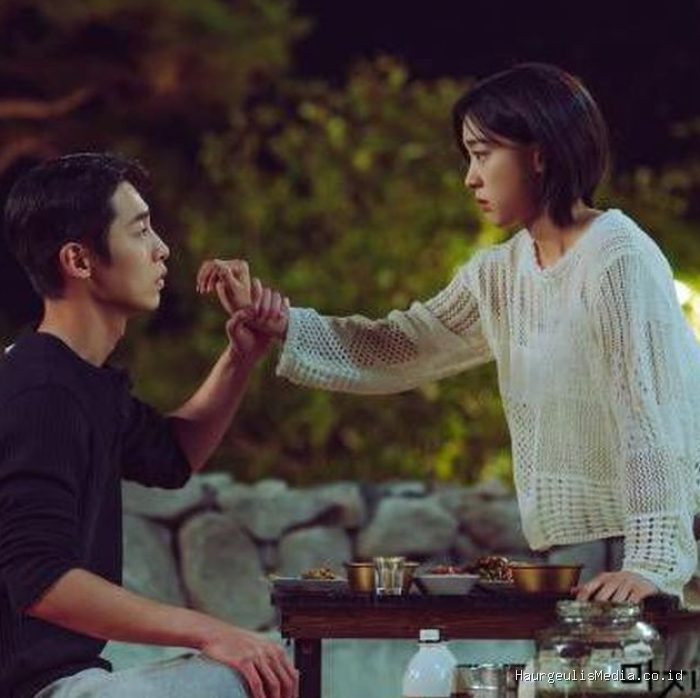 Tidak hanya Lee Jae Wook dan Choi Sung Eun yang menghidupkan drama Last Summer, berbagai pemeran yang mengesankan turut menambah keseruan drama berkat penampilan mereka yang kuat.