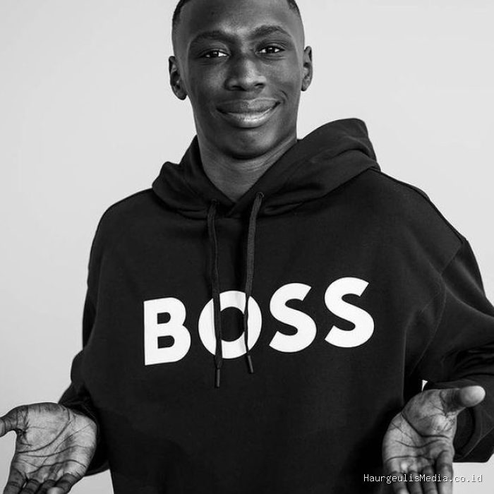 Salah satu wajah baru BOSS dalam kampanye terbaru ini cukup mengejutkan, yaitu Khaby Lame. Khaby Lame dikenal sebagai bintang TikTok internasional yang membuat konten-konten lucu dengan caranya sendiri / foto: instagram.com/boss