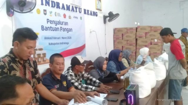 692 KPB Anjatan Terima Bantuan Pangan Bulog Indramayu