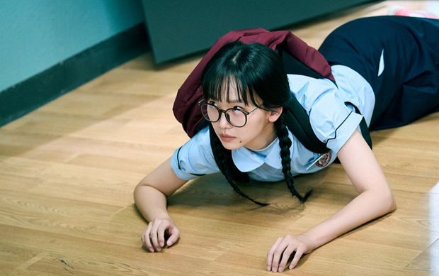 Potret Jin Ki Joo dalam drama 'Teach You A Lesson' yang mengundang penasaran dengan penampilannya mengenakan seragam sekolah.