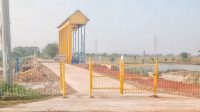 Akses Jalan Jembatan Pintu Air ABC Losarang Indramayu Terkunci, Warga Keluhkan