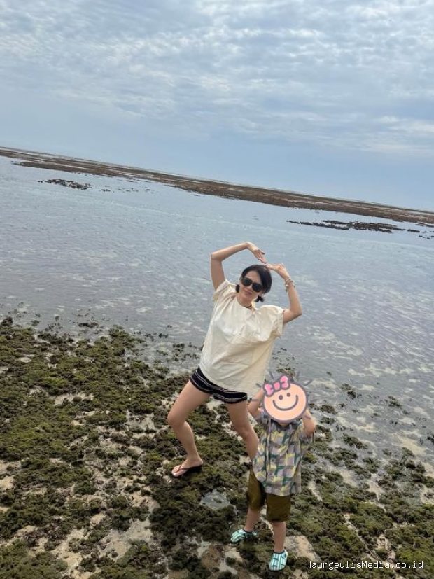 Hyun Bin diduga merupakan sosok dibalik sederet hasil foto yang mengabadikan momen manis Son Ye Jin dan Woo Jin.