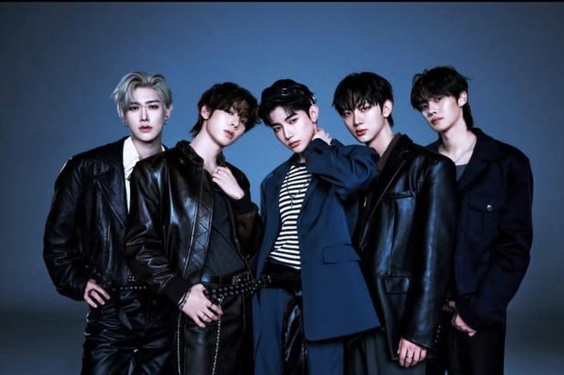 AND2BLE akhirnya menjawab rasa penasaran publik mengenai konsep grup melalui lagu debut bertajuk Curious.