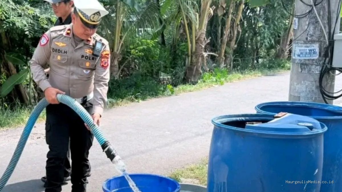 Atasi Kekeringan, Polres Indramayu Salurkan Air ke Desa Pesisir