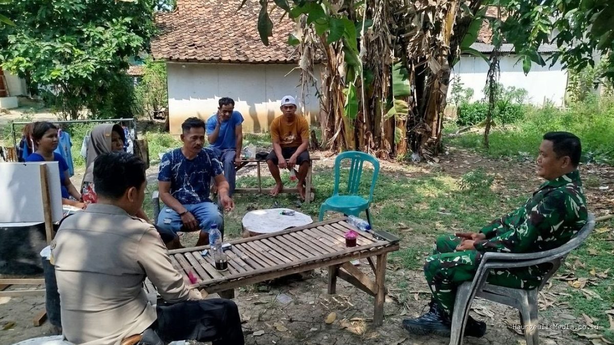 Babinsa Situraja Deteksi Dini Gangguan Kamtibmas Lewat Komsos TNI-Polri