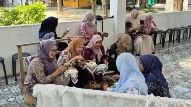 Belajar Membatik: Eratkan Silaturahmi DWP Diskominfo Indramayu