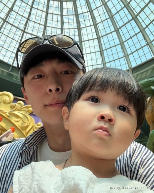 Bae In Hyuk mendampingi Park Yu Ho selama menyaksikan hal-hal mengesankan dalam momen jalan-jalan di taman hiburan.