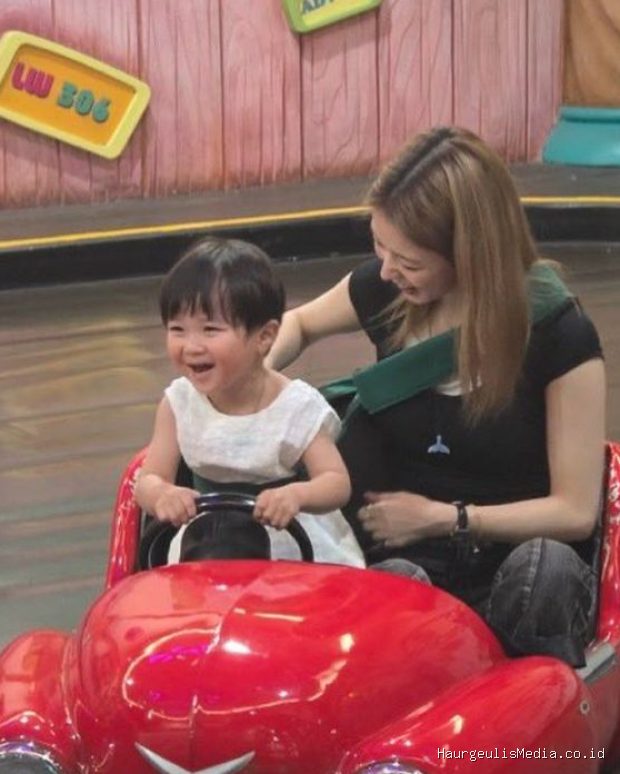 Roh Jeong Eui mengajak Park Yu Ho bermain bumper car di taman hiburan.