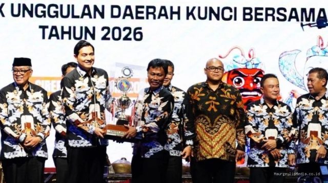 Bupati Lucky Hakim Serahkan Piala Bergilir Kunci Bersama, Ajang PORSENITAS XIll 2026 di Cirebon