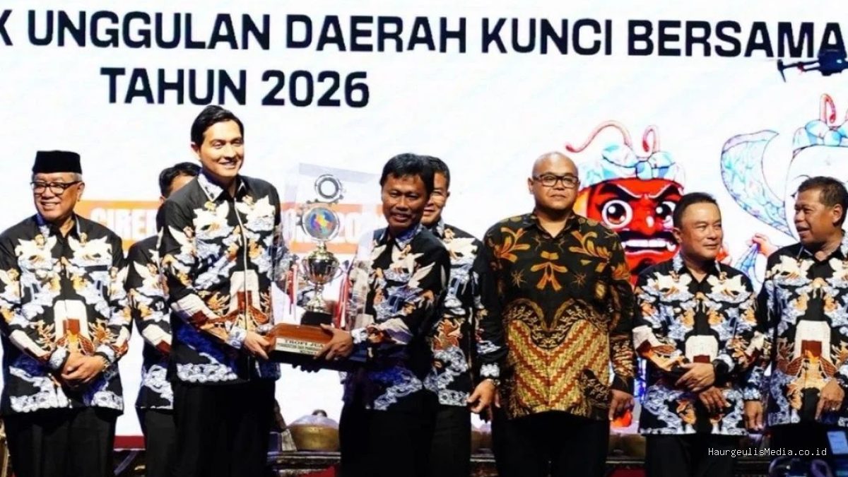 Bupati Lucky Hakim Serahkan Piala Bergilir Kunci Bersama, Ajang PORSENITAS XIll 2026 di Cirebon