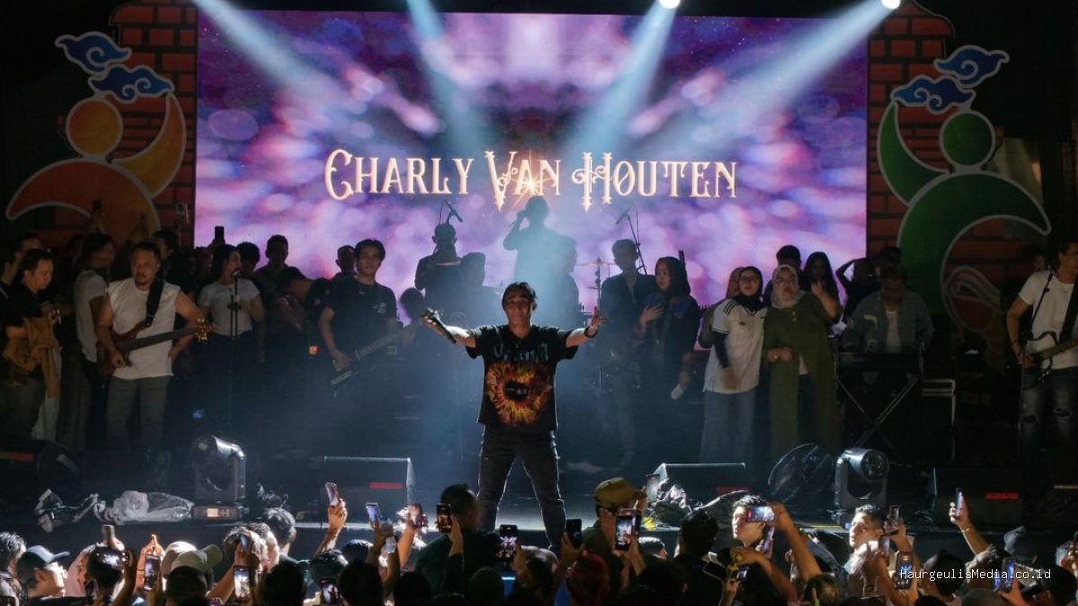 Charly Van Houten Gebyar Hari Jadi Cirebon ke-599, Ribuan Penonton Terbakar