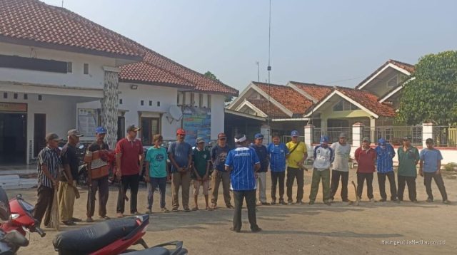 Gotong Royong Jumat Bersih: Pemdes Sumbermulya Bangun Budaya Positif