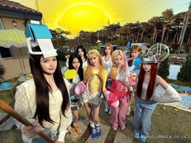 Hearts2Hearts bergabung dalam jajaran idol K-Pop yang menyambut awal musim panas dengan merilis karya musik baru bernuansa cerah nan ceria.
