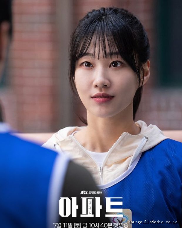 Peran Ha Yoon Kyung dalam drama 'The Apartment Job' menemukan batu loncatan untuk merealisasikan mimpinya menjadi pengacara di firma hukum ternama.