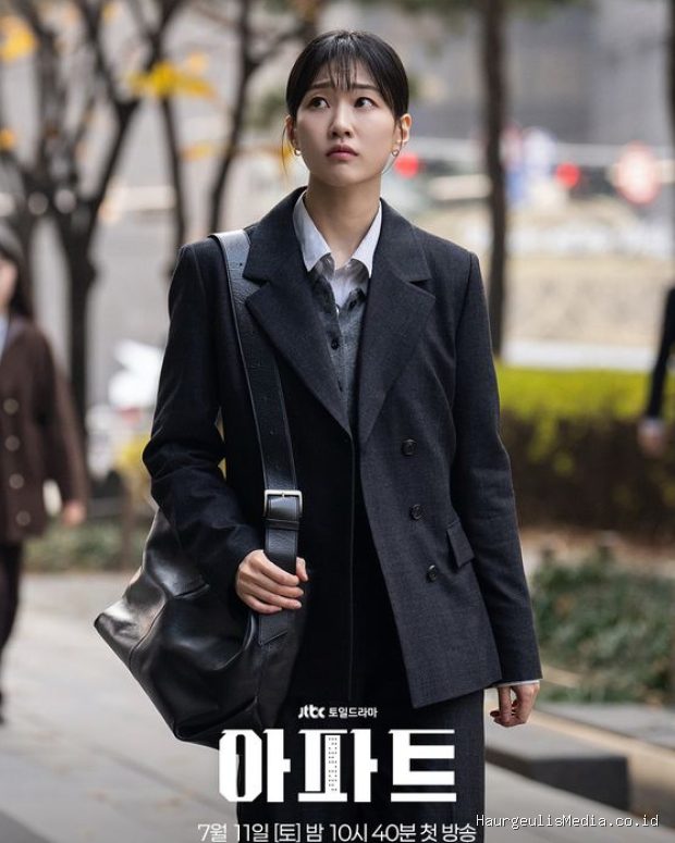 Ha Yoon Kyung memerankan Kang Ha Ri dalam drama 'The Apartment Job'. Perannya merupakan seorang fresh graduate yang berjuang mewujudkan mimpi menjadi pengacara.