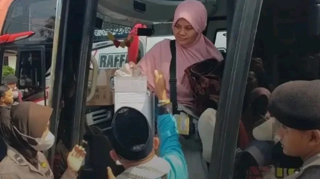 Jemaah Haji Indramayu Pulang: Ratusan Keluarga Lepas Rindu di Pendopo