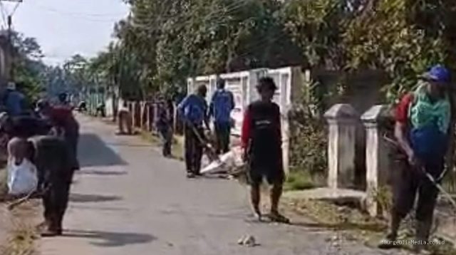 Jumat Bersih Desa Sumbermulya: Semangat Gotong Royong Warga Antusias