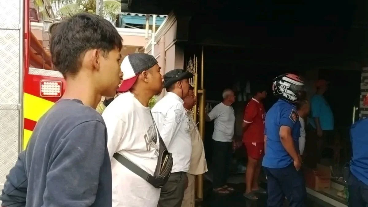 Kebakaran Losarang: Tetangga Dobrak Pintu Selamatkan Pemilik Rumah