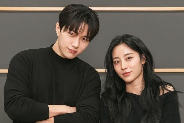 Potret Kim Myung Soo dan Kang Min Ah dalam pembacaan naskah drama 'Love in Sync'.