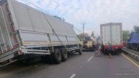 Kontainer Terperosok Jalur Pantura Indramayu, Lalin Melambat Kontainer Terperosok Jalur Pantura Indramayu, Lalin Melambat