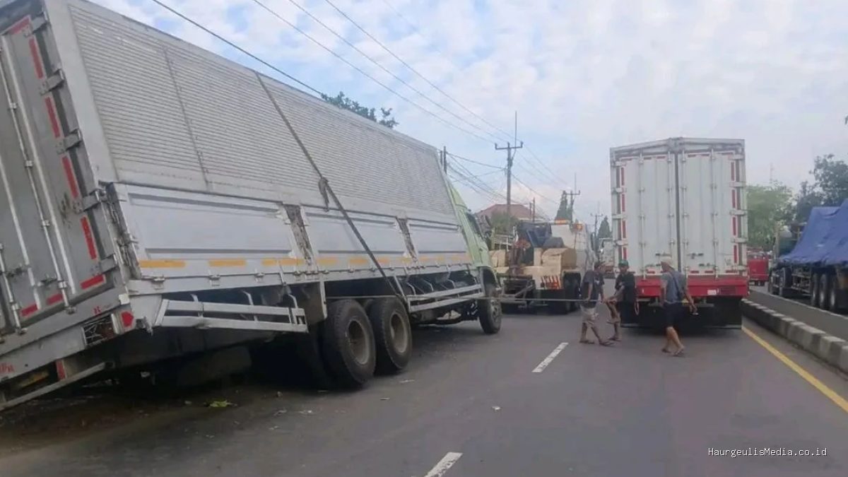 Kontainer Terperosok Jalur Pantura Indramayu, Lalin Melambat