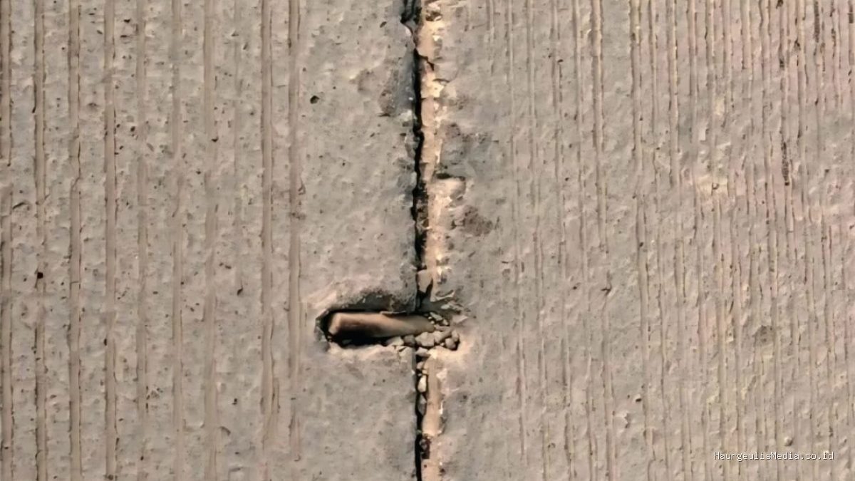 Kualitas Jalan Gabuswetan Indramayu Disorot: Besi Beton Nongol