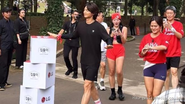 Minho SHINee Berlari di Gelora Bung Karno