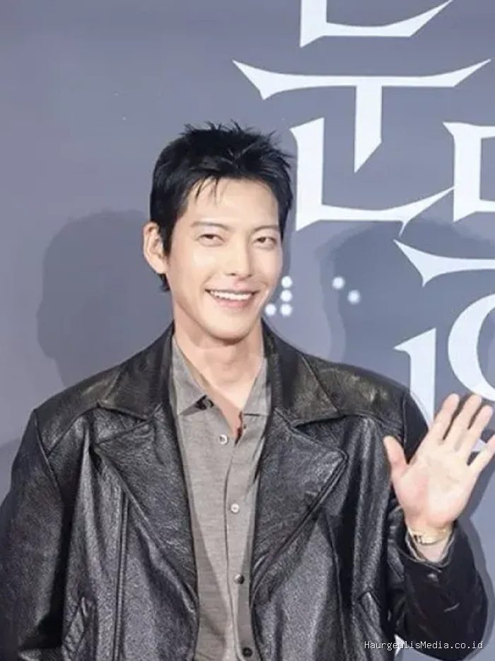 Aktor Korea Kim Woo Bin menunjukkan dukungan secara langsung untuk istrinya, Shin Min Ah, dengan datang di premiere film The Eyes