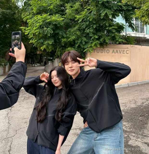 Potret Kim Min Joo dan Moon Sang Min/ Foto: instagram.com/_sangmxn_ Moon Sang Min membagikan momen kebersamaannya dengan Kim Min Ju untuk pertama kalinya di lokasi syuting drama 'Beauty in The Beast' pada (14/6).