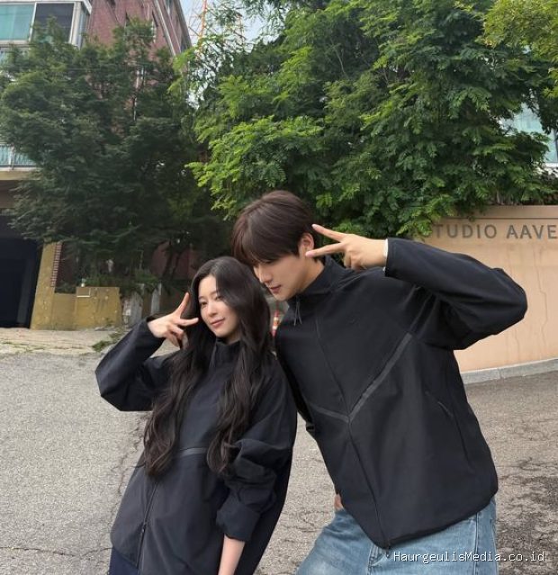 Potret Kim Min Joo dan Moon Sang Min/ Foto: instagram.com/_sangmxn_ Kim Min Ju meninggalkan komentar manis dalam postingan terbaru Moon Sang Min terkait drama 'Beauty in The Beast'.