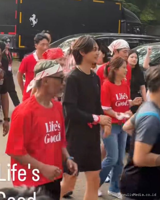 Minho SHINee bersemangat untuk memimpin olahraga lari dalam acara fun run dengan mengambil posisi di barisan depan.