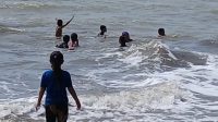 Pantai Tanjungpura Sukra: Primadona Wisatawan Lokal Akhir Pekan