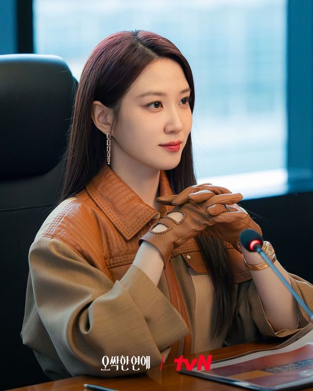 Park Eun Bin siap mengenalkan gaya ikonik baru dengan padu padan setelan mewah dan sarung tangan dalam pemapilannya sebagai Cheon Yeo Ri di drama 'Spooky in Love'.