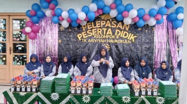 Pelepasan Peserta Didik Kelompok B TK Aisyiyah Haurgeulis: Momen Khidmat